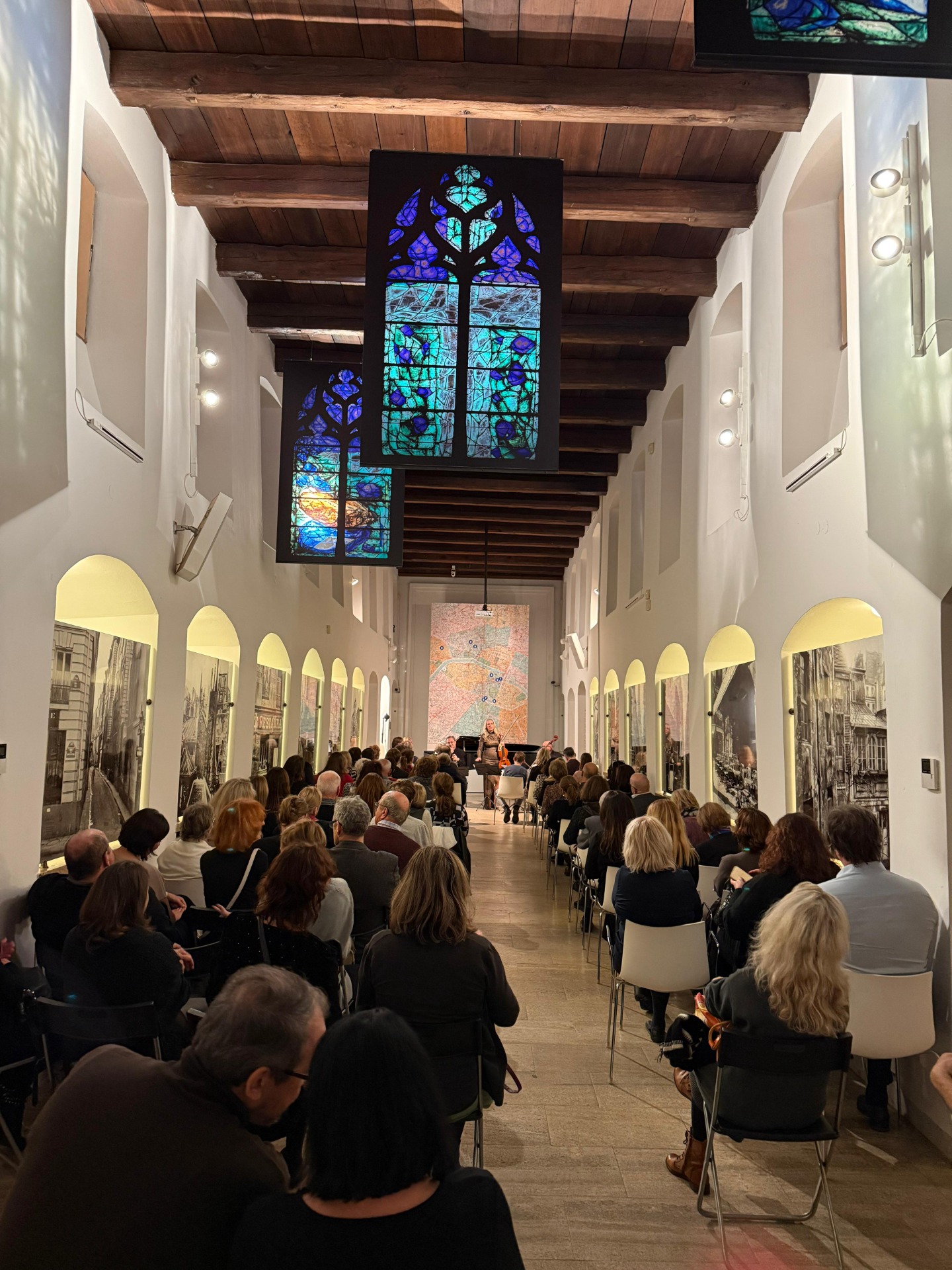 FotogalerieNahrát obrázky Zavřít KLIKNI - FOTOGALERIE - PLZEŇ/ Masné Krámy/ 4.11. 2025